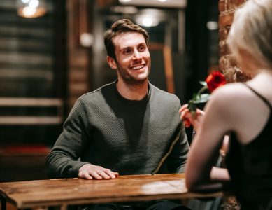 Vaut-il mieux chercher l’amour ou le laisser venir à soi ?