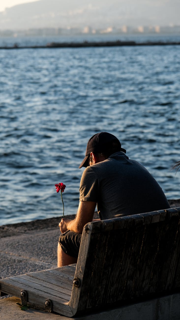 Hommes célibataires : clichés, causes et réalité du célibat masculin